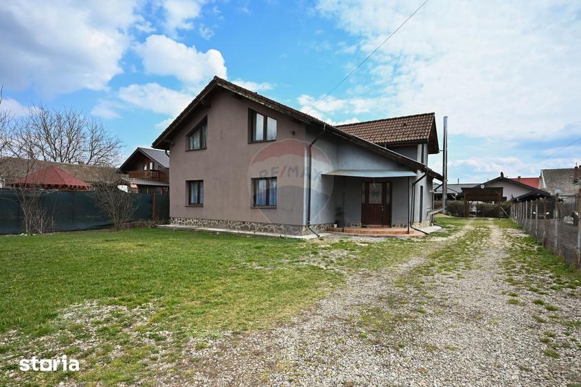 Casă cu 4 camere cu Teren 1000 Mp în Mănești