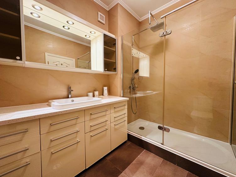 Duplex cu 5 camere cu Canalizare în Central