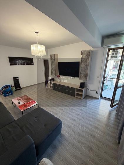 Apartament cu 3 camere semidecomandat în Metalurgiei