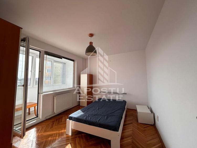 Apartament cu 3 camere semidecomandat, mobilat în Central