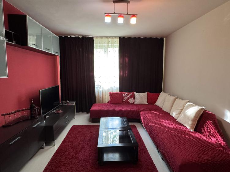 Apartament cu 3 camere semidecomandat în Central