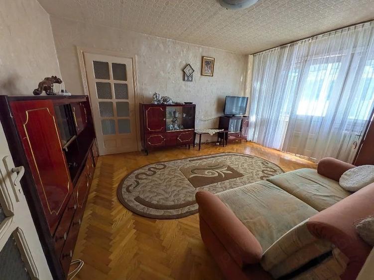 Apartament cu 3 camere semidecomandat în Craiovița Nouă