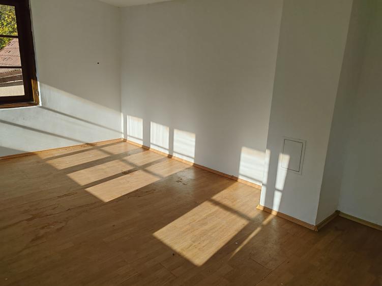 Casă individuală cu 4 camere cu Canalizare în Schei