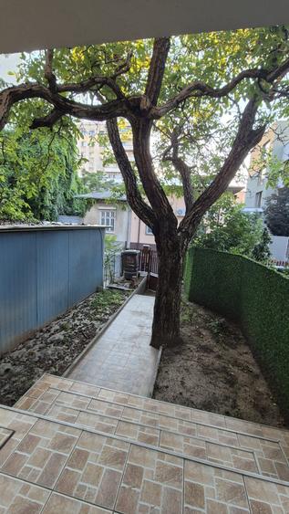 Apartament cu 5 camere decomandat în Victoriei