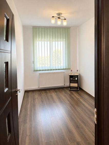 Apartament cu 3 camere decomandat în Lipovei