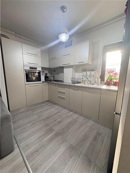 Apartament cu 3 camere decomandat, mobilat în Poarta 6