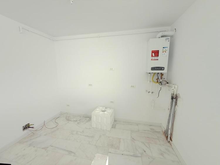 Apartament cu 4 camere decomandat în Metalurgiei