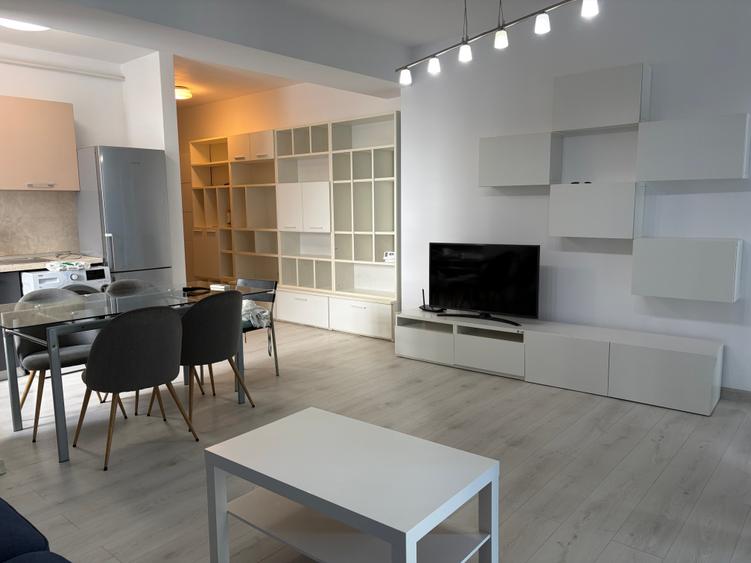 Apartament cu 3 camere semidecomandat în Barbu Văcărescu