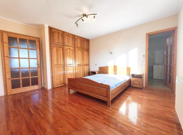 Casă individuală cu 8 camere cu Canalizare în Exterior Vest