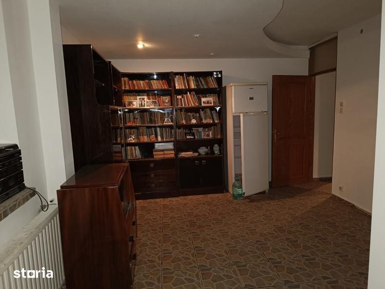 Apartament cu 4 camere decomandat în Est
