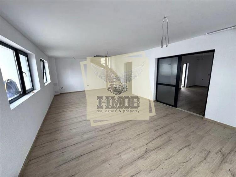 Casă cu 5 camere cu Teren 160 Mp în Cristian