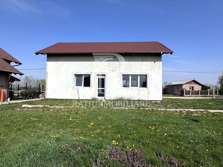 Casă individuală cu 3 camere cu Canalizare în Leș