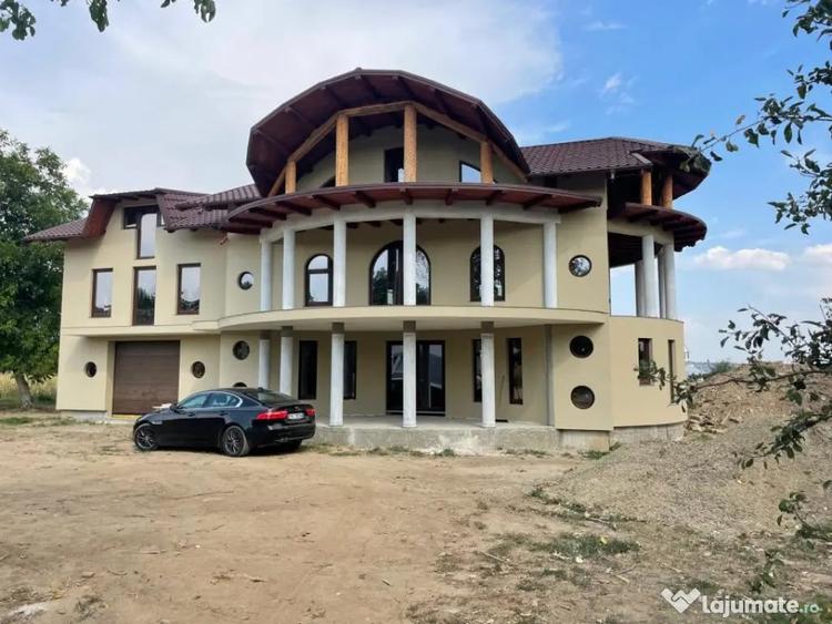Casă cu 7 camere cu Teren 10000 Mp în Central