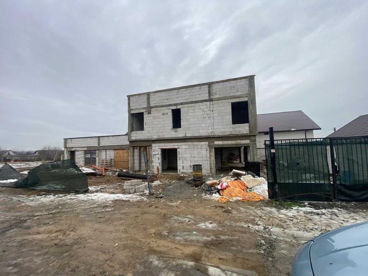 Casă cu 4 camere în Lumina