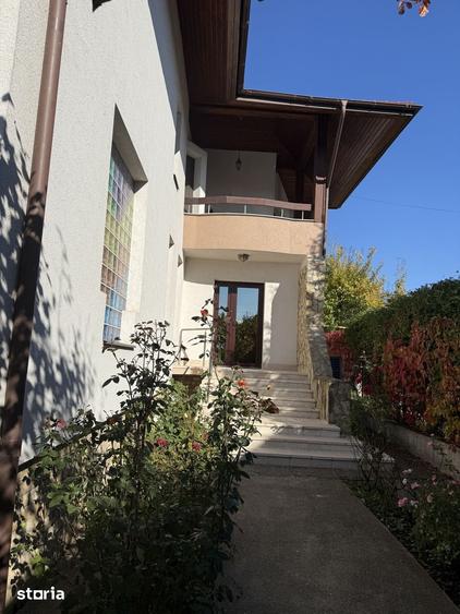 Casă cu 5 camere cu Teren 2400 Mp în Ipotești