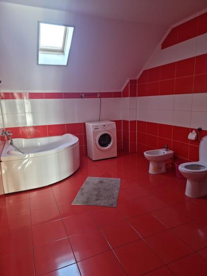 Casă cu 7 camere cu Teren 350 Mp în Est