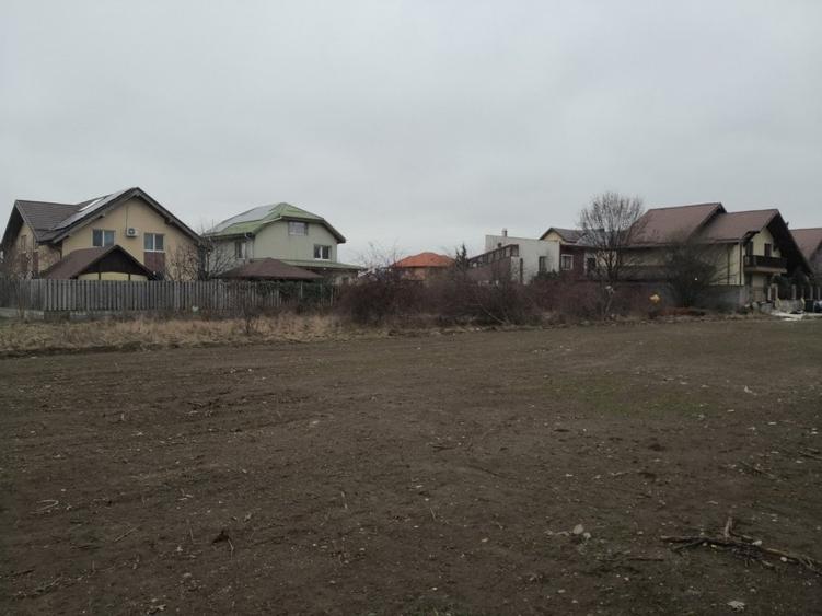 Teren Construcții intravilan de 358 mp, în Est