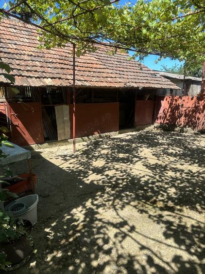 Casă cu 5 camere cu Teren 2500 Mp în Tăut