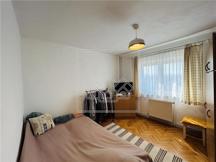 Apartament cu 3 camere decomandat în Terezian