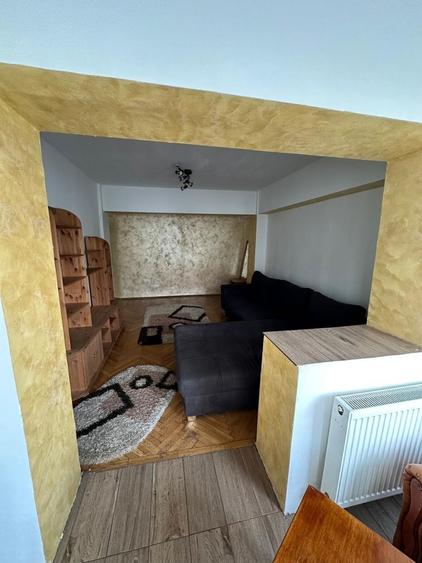 Apartament cu 3 camere decomandat în Exterior Vest