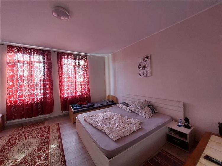 Casă individuală cu 7 camere cu Canalizare în Central