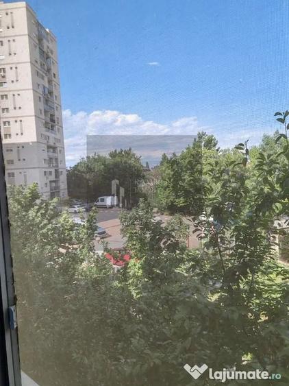 Apartament cu 3 camere decomandat în Titan