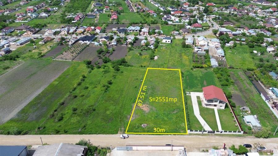 Teren Construcții intravilan de 2551 mp, în Est