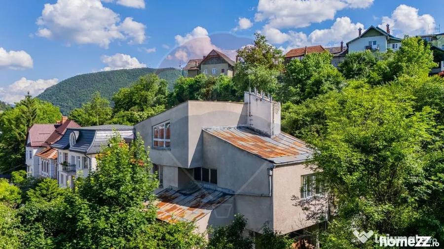 Casă cu 7 camere cu Teren 1056 Mp în Central