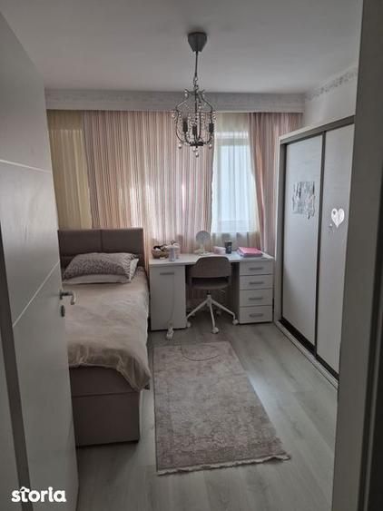 Apartament cu 4 camere decomandat în Valea Moldovei