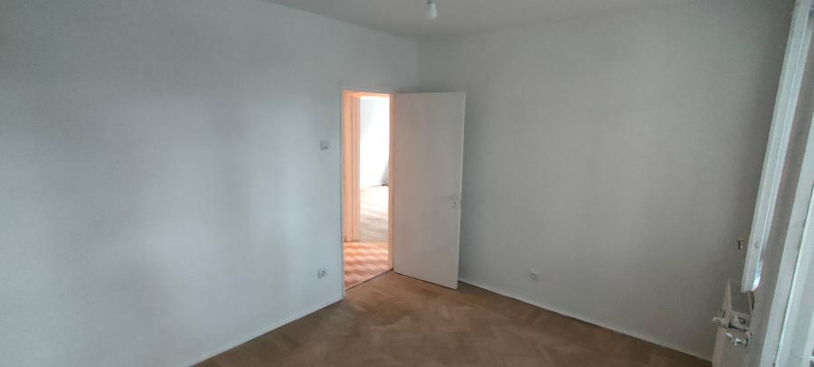 Apartament cu 3 camere semidecomandat în Nord