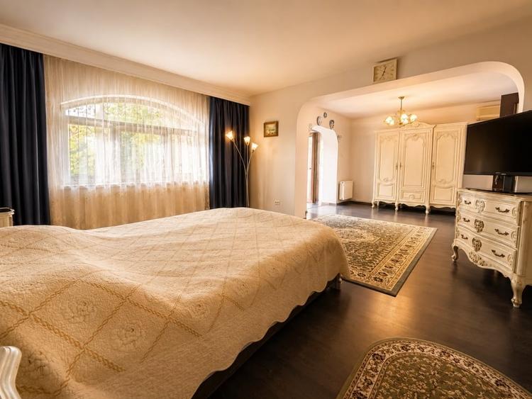 Casă individuală cu 8 camere cu Canalizare în Faleza Nord