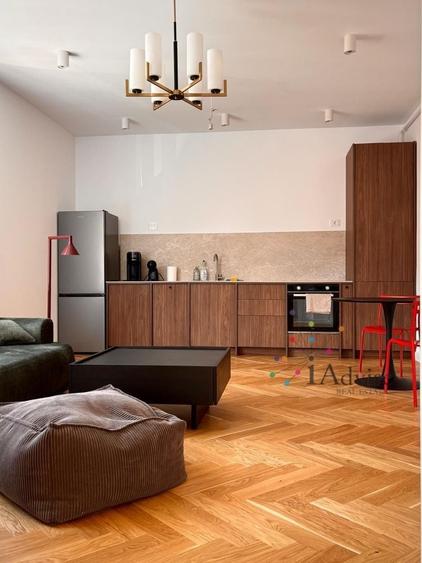 Apartament cu 3 camere semidecomandat, mobilat în Central
