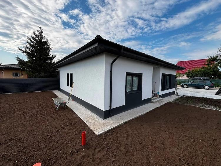Casă cu Teren 400 Mp în Rediu