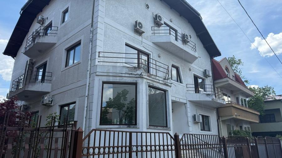 Casă individuală cu 14 camere cu Canalizare în Domenii