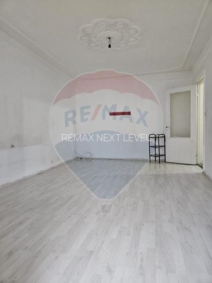 Apartament cu 2 camere decomandat de vanzare, etaj 1, zona Milcov