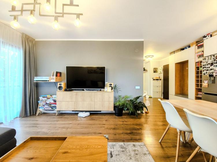 Apartament cu 3 camere semidecomandat, mobilat în Europa