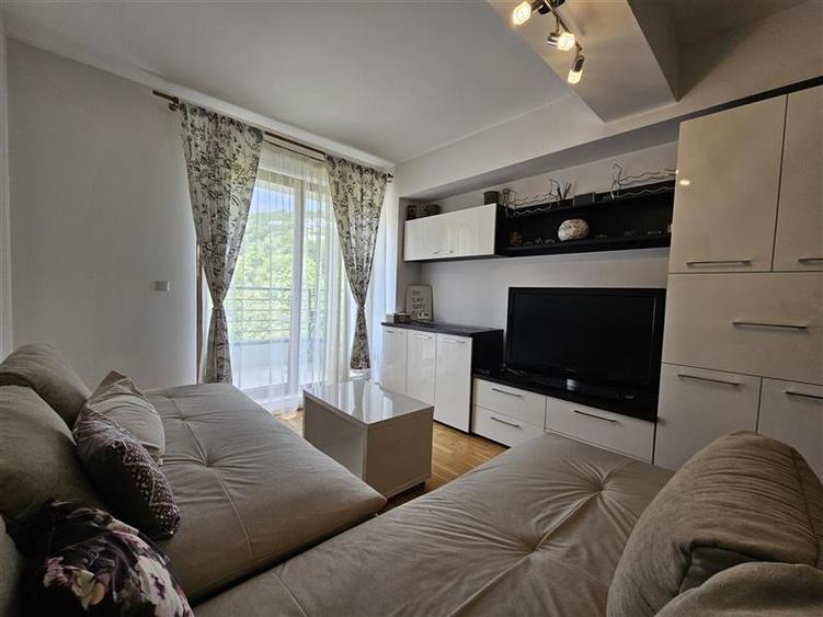 Apartament cu 2 camere semidecomandat, mobilat în Schei