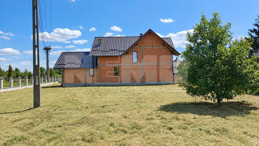 Casă individuală cu 5 camere cu Canalizare în Vicovu de Sus