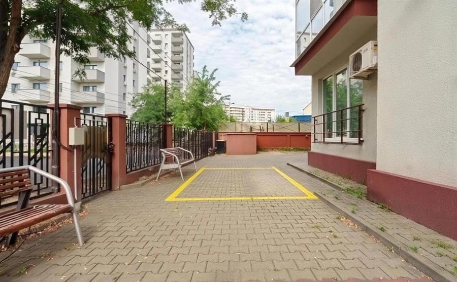 Apartament cu 3 camere decomandat în Uverturii