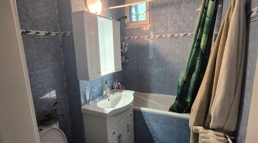 Apartament cu 4 camere semidecomandat în Titan