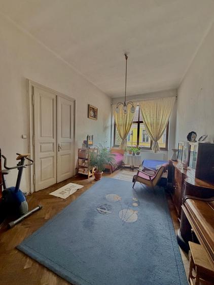 Apartament cu 3 camere semidecomandat în Central