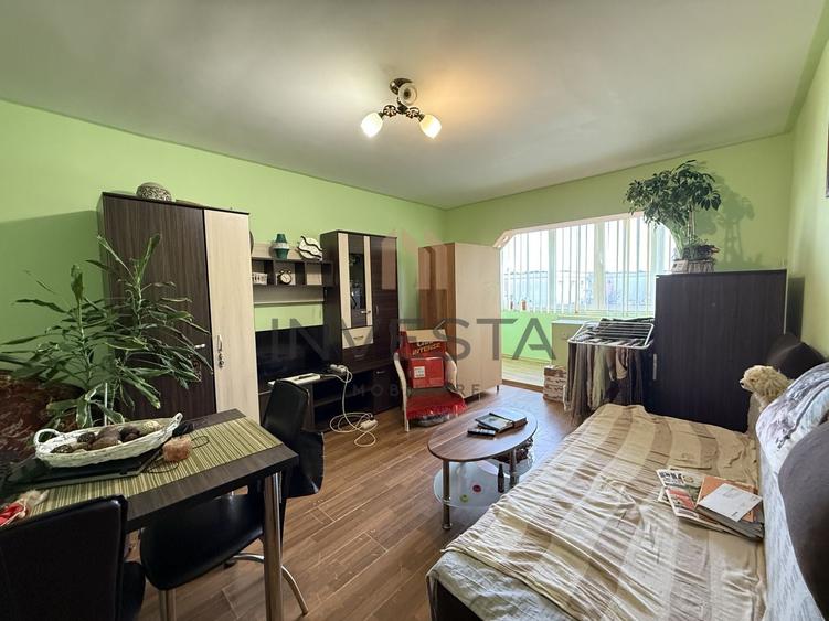 Apartament cu 3 camere semidecomandat, mobilat în Între Lacuri