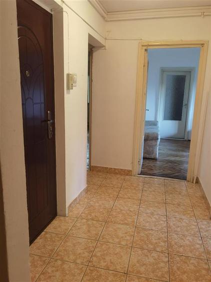 Apartament cu 4 camere semidecomandat în Aurel Vlaicu
