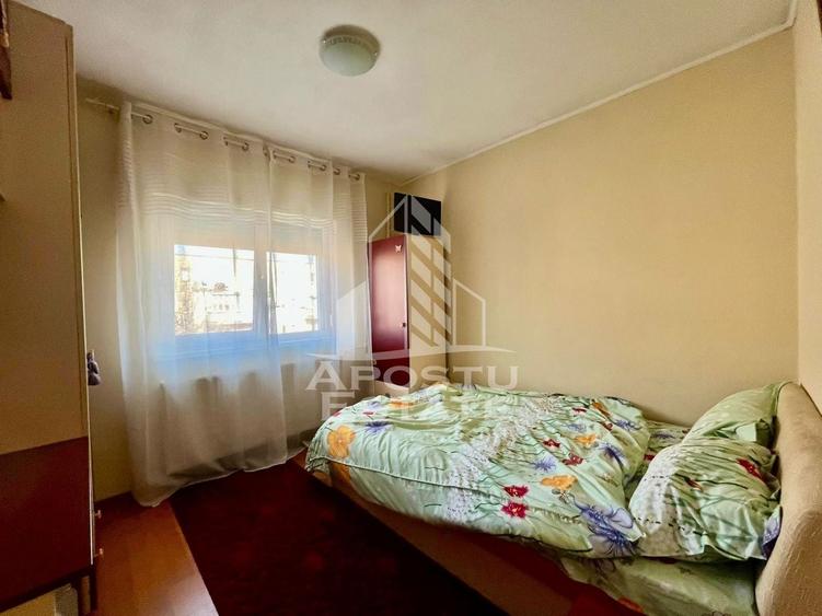 Apartament cu 3 camere decomandat, mobilat în Aradului