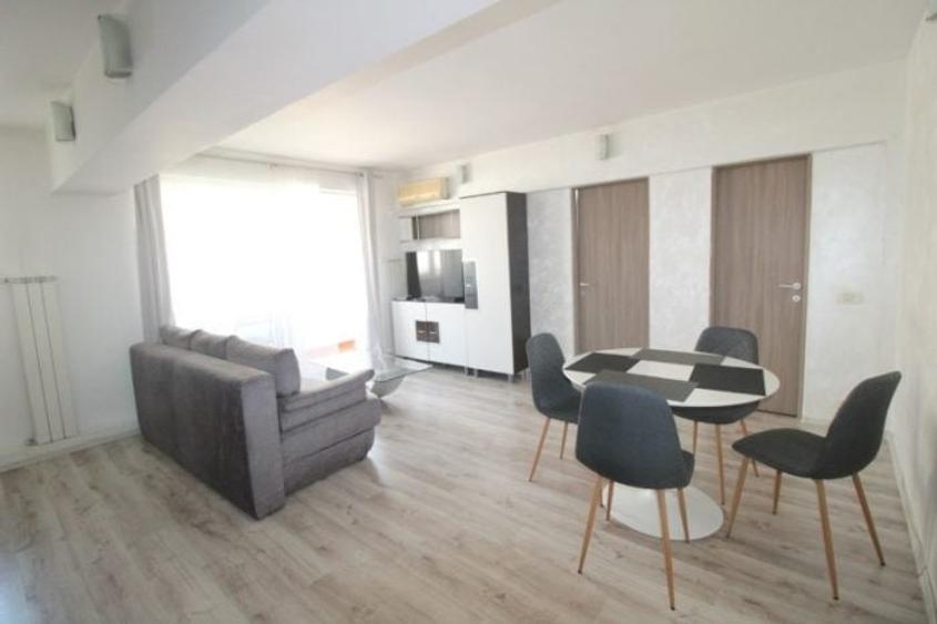 Apartament cu 2 camere semidecomandat, mobilat în Romană