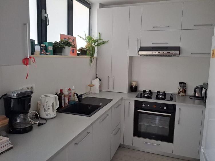 Apartament cu 2 camere semidecomandat, mobilat în Victoriei