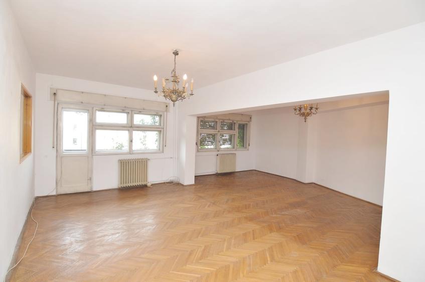 Apartament cu 4 camere semidecomandat în Cișmigiu