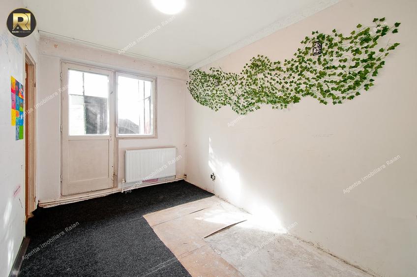 Apartament cu 3 camere semidecomandat în Micro 40