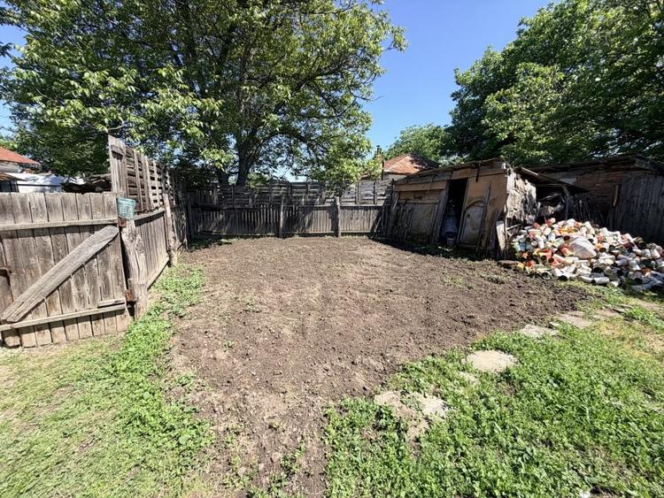 Casă individuală cu 6 camere cu Teren 3000 Mp în Exterior Nord