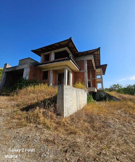 Casă cu 4 camere cu Teren 1400 Mp în Central